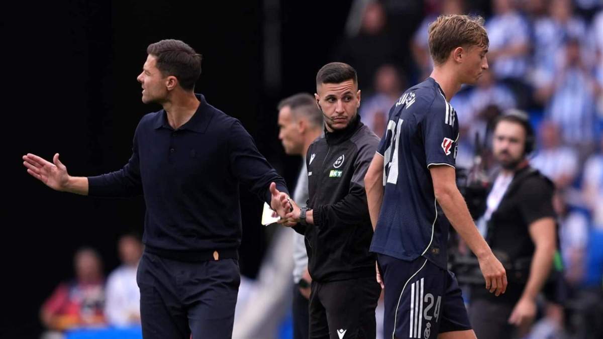 Dean Huijsen, abandonando el verde de Anoeta, con Xabi Alonso a su lado, tras la injusta tarjeta roja que vio el pasado sábado.