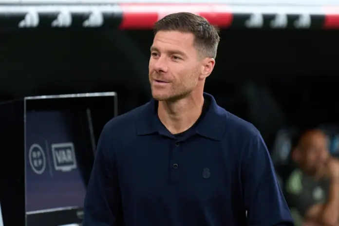 Xabi Alonso recibe el premio a mejor entrenador de agosto en LaLiga EA Sports