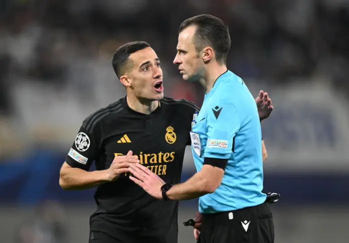 Irfan Peljto, árbitro del Real Madrid - Olympique de Marsella, con Lucas Vázquez