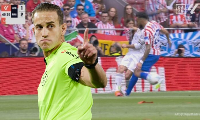 Alberola Rojas perdona 2 rojas al Atlético en la primera parte