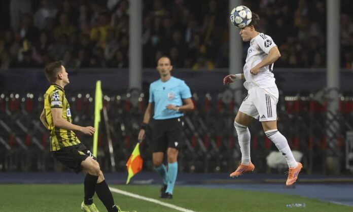 Fran García, se eleva para salvar un fuera de banda ante Alexandr Mrynskiy, durante una acción del encuentro entre el Kairat y el Real Madrid.