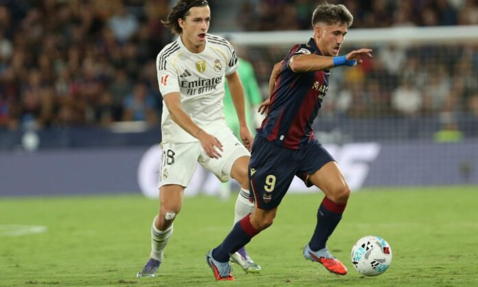 Álvaro Carreras, junto a Iván Romero, en el partido ante el Levante.