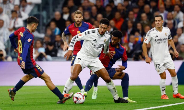 Jude Bellingham protegiendo el balón durante un Real Madrid - Barcelona.