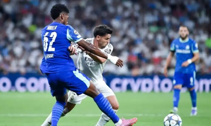 Brahim Díaz jugando un partido con el Real Madrid.