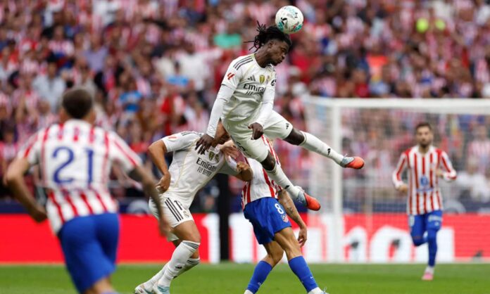 Eduardo Camavinga disputando un balón en el derbi madrileño.