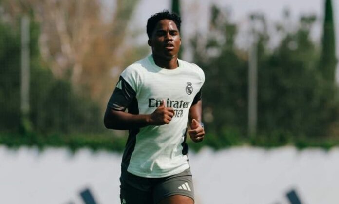 Endrick entrenándose con el Real Madrid.