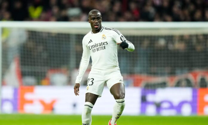 Ferland Mendy jugando un partido con el Real Madrid. 