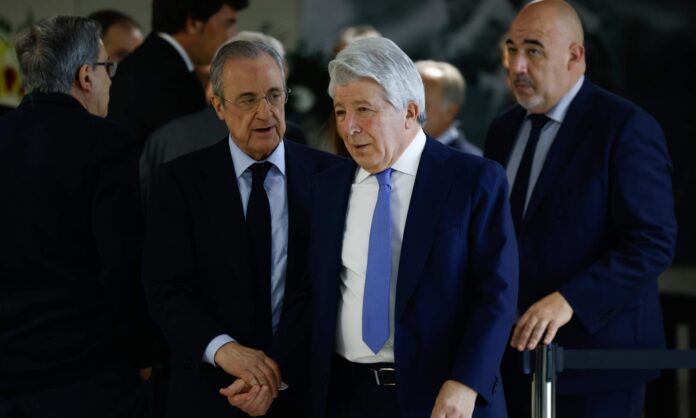 Florentino Pérez y Enrique Cerezo yendo a un palco durante un derbi.