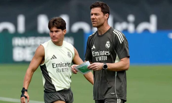 Fran García y Xabi Alonso en un entrenamiento del Real Madrid.