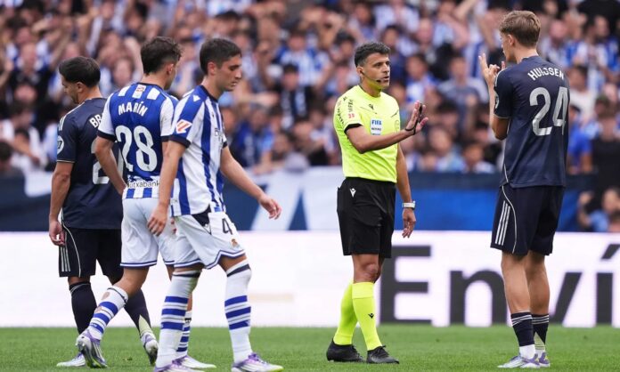 Gil Manzano hablando con Huijsen en el Real Sociedad - Real Madrid.