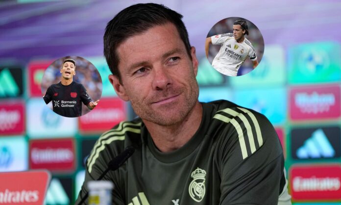 Xabi Alonso en rueda de prensa y una foto de Alejandro Grimaldo y Álvaro Carreras.