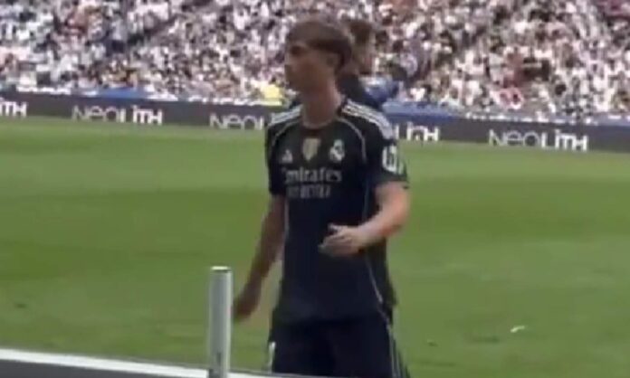 Dean Huijsen no se podía creer su expulsión: así se marchó del estadio de la Real Sociedad