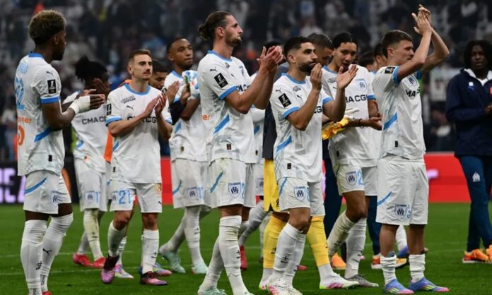 Jugadores del Olympique de Marsella saludando a la afición.