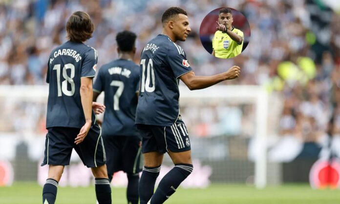 Jugadores del Real Madrid celebrando un gol y Gil Manzano. 