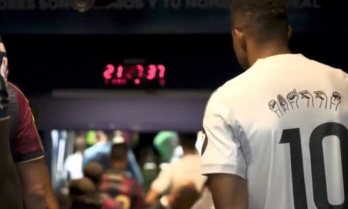 Kylian Mbappé, de espaldas, muestra la camiseta especial con la que el Real Madrid ha saltado al césped del Ciutat de Valencia ante el Levante.