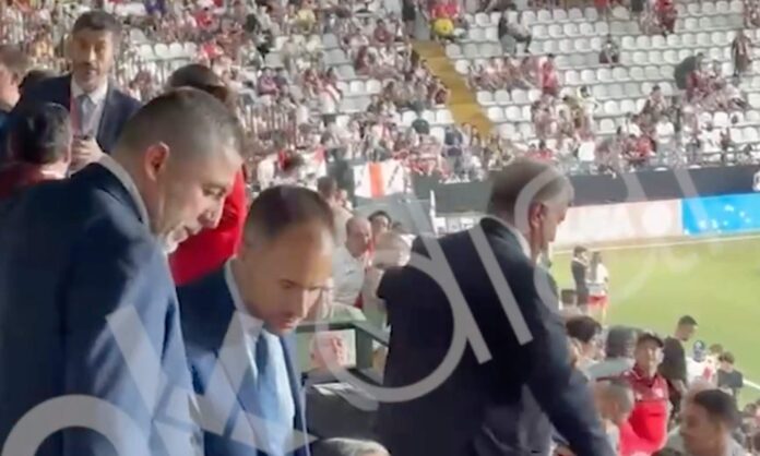 El jefe de los árbitros, en el palco con Laporta durante el pinchazo del Barça contra el Rayo