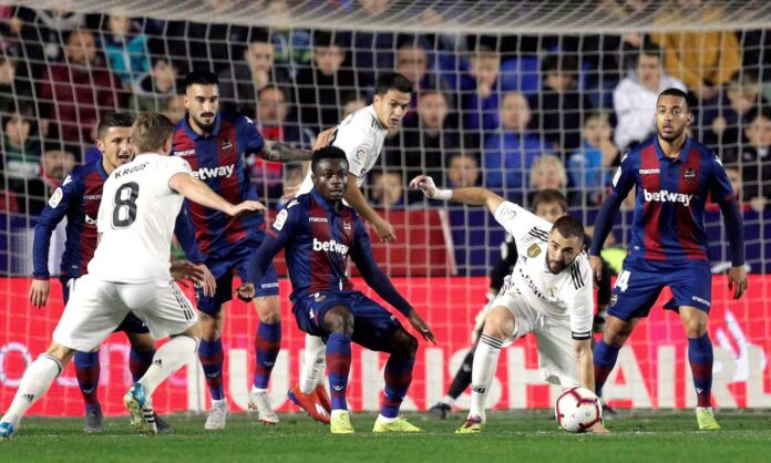 Una foto del Real Madrid jugando contra el Levante. 