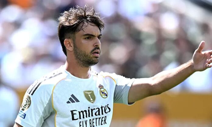 Raúl Asencio jugando un partido con el Real Madrid.