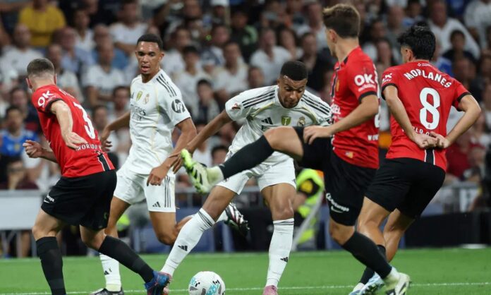 Kylian Mbappé y Trent Alexander-Arnold jugando contra el Mallorca. 