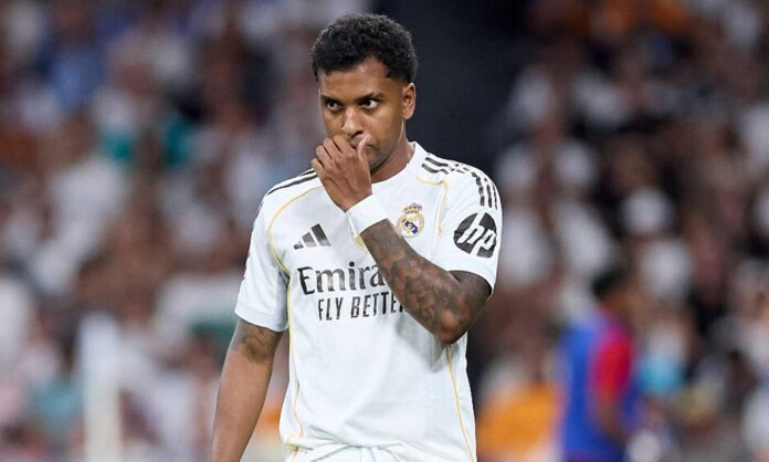 Rodrygo Goes jugando un partido con el Real Madrid.