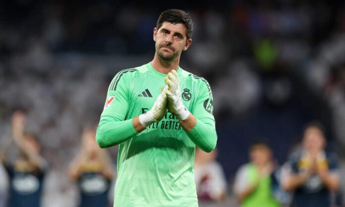Thibaut Courtois jugando un partido con el Real Madrid.