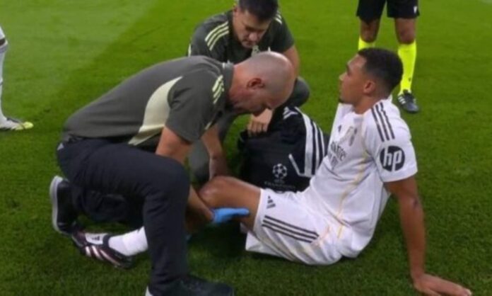 Trent Alexander-Arnold, en el suelo, instantes antes de ser sustituido por Dani Carvajal a los cuatro minutos del partido contra el Marsella.