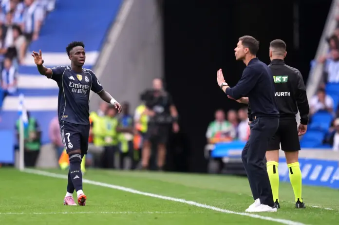 Vinicius habla con Xabi Alonso antes de ser uno de los cambios del Real Madrid