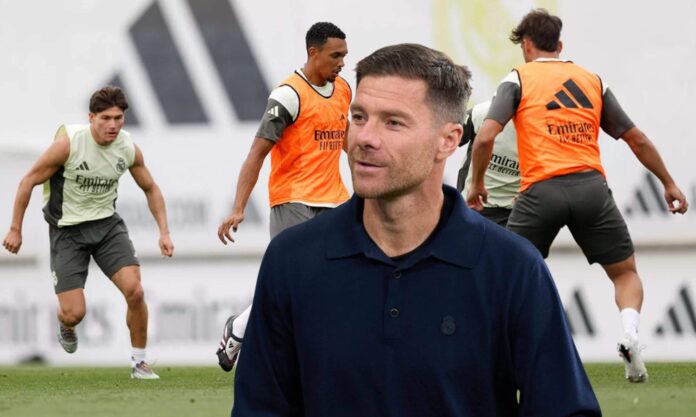 Xabi Alonso celebra una tarjeta roja en el parón de selecciones