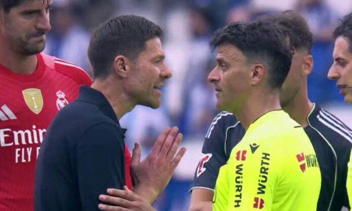 Xabi Alonso le pidió explicaciones a Gil Manzano: no entendía nada.