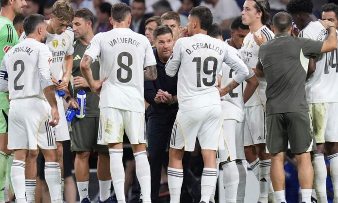 Xabi Alonso dando indicaciones a varios jugadores del Real Madrid.
