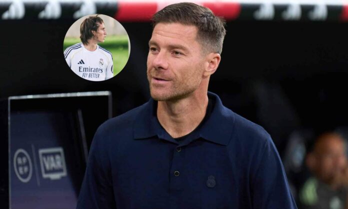 Xabi Alonso en un partido del Real Madrid y una foto de Joan Martínez.