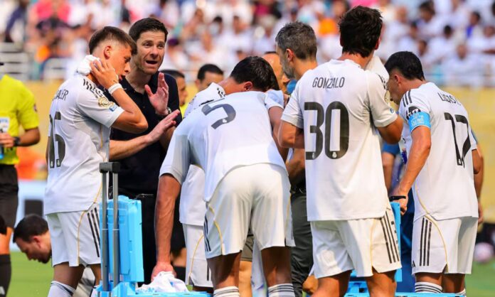 Xabi Alonso, con sus jugadores, en una pausa de hidratación durante un partido del Real Madrid.