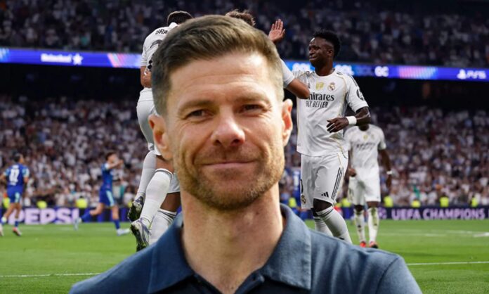 Xabi Alonso y jugadores del Real Madrid celebrando un gol. 