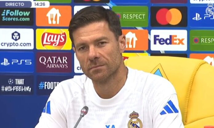 Xabi Alonso hablando en rueda de prensa.
