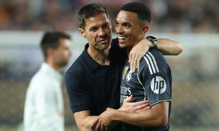 Xabi Alonso abrazando a Trent Alexander-Arnold. 