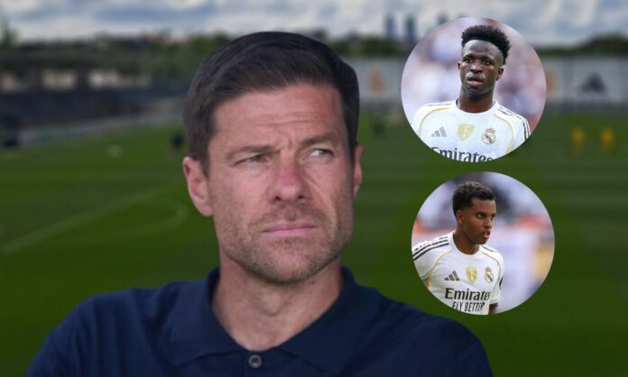 Xabi Alonso y una foto de Vinícius Júnior y Rodrygo Goes. 