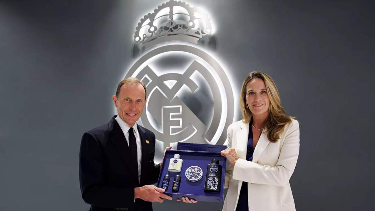 Emilio Butragueño junto a Grita Loebsack, presidenta de Nivea Men Emilio Butragueño junto a Grita Loebsack, presidenta de Nivea Men