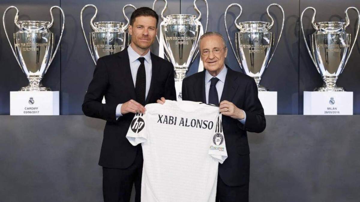 Xabi Alonso posando junto a Florentino el día de su presentación