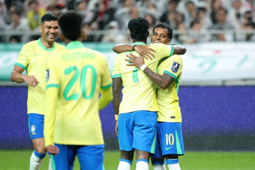- Qedine Rodrygo y Vinicius se abrazan durante la victoria de Brasil frente a Corea del Sur