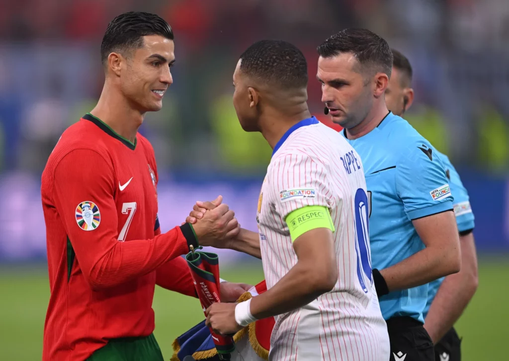 Mbappé saluda a Cristiano Ronaldo, su mayor ejemplo en el mundo del fútbol.