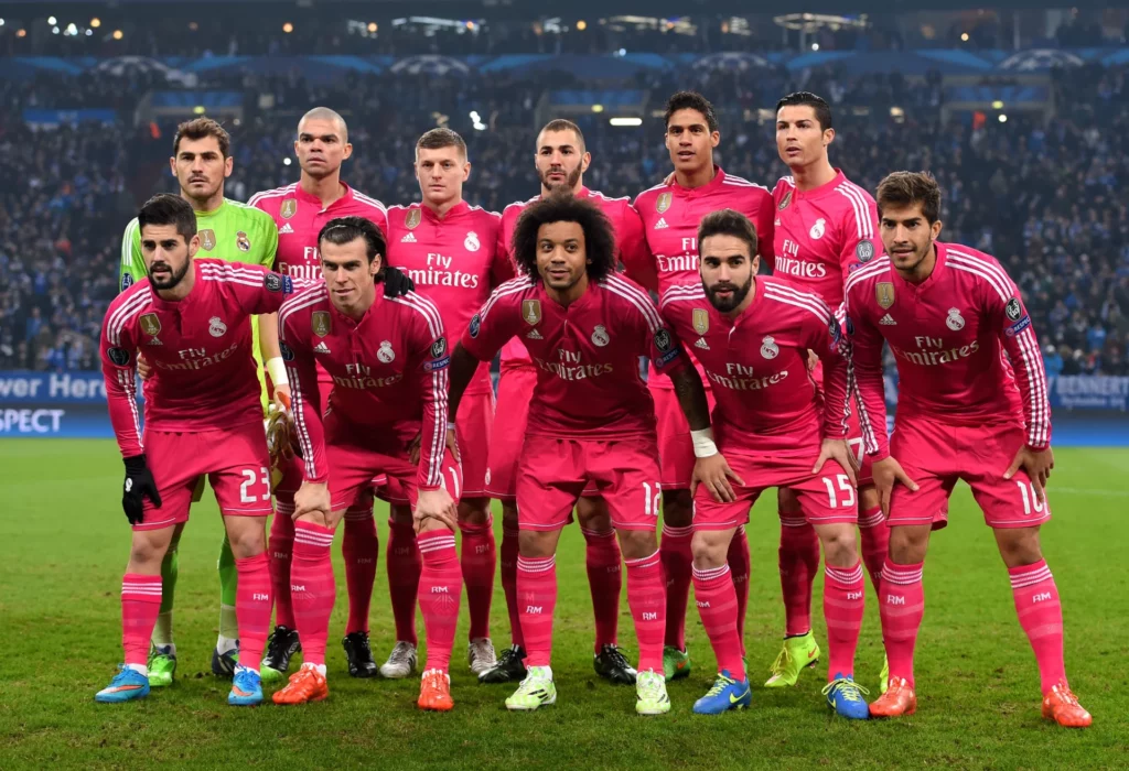 - Qedine Los jugadores del Real Madrid posan con la equipación rosa antes de un partido en 2015