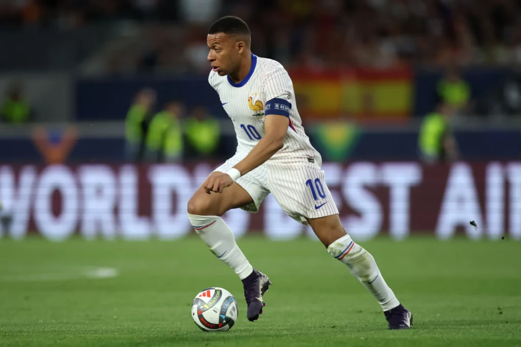 Kylian Mbappé, con el balón en sus pies, durante un partido de Francia en la Nations League.