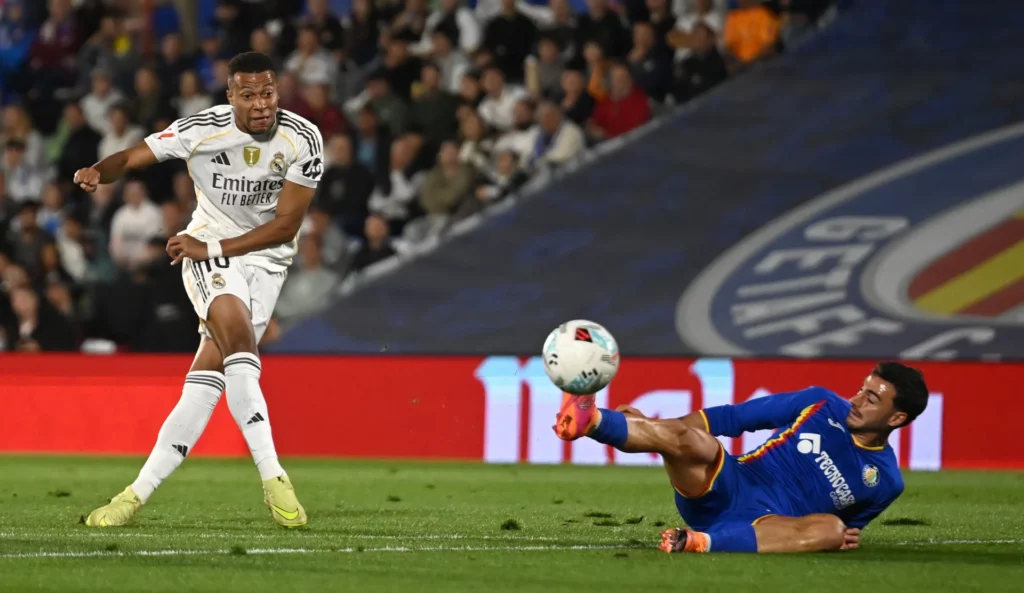 - Qedine Juan Iglesias trata de bloquear el disparo de Mbappé durante el Getafe 0-1 Real Madrid