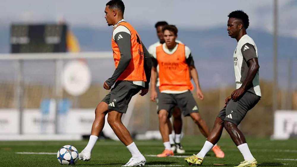Trent Alexander-Arnold ha realizado parte del entrenamiento de esta mañana con sus compañeros. Trent Alexander-Arnold ha realizado parte del entrenamiento de esta mañana con sus compañeros.