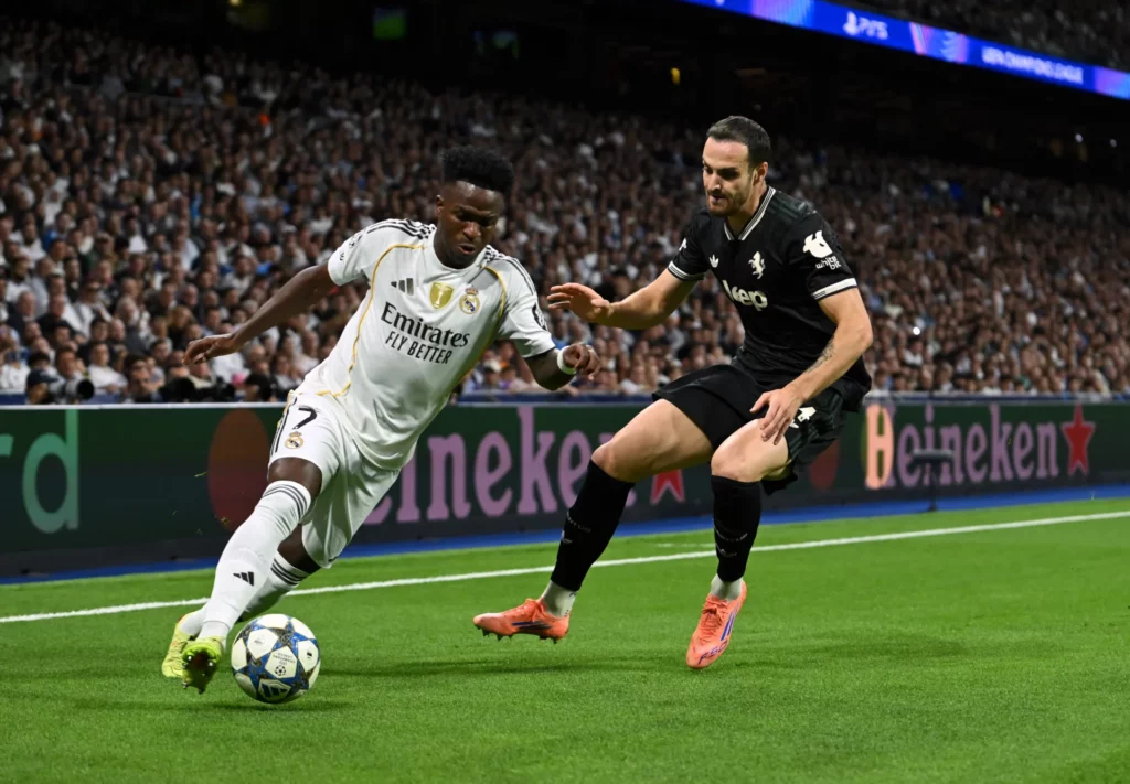 - Qedine Vinicius regatea a Gatti durante el partido entre Real Madrid y Juventus en el Santiago Bernabéu
