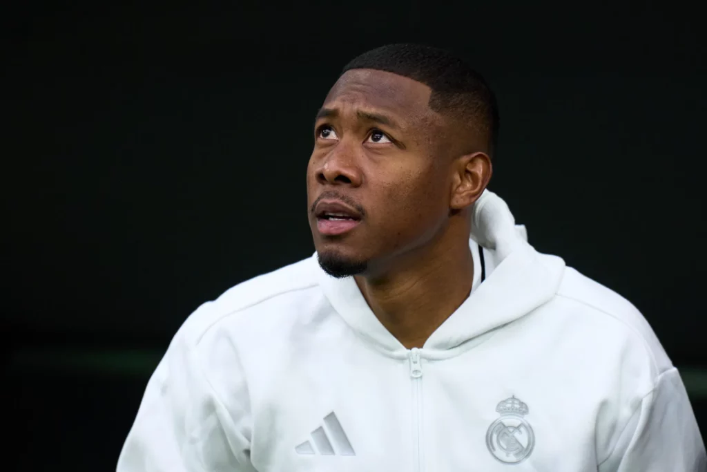 - Qedine David Alaba salta al césped para un partido del Real Madrid en el Santiago Bernabéu