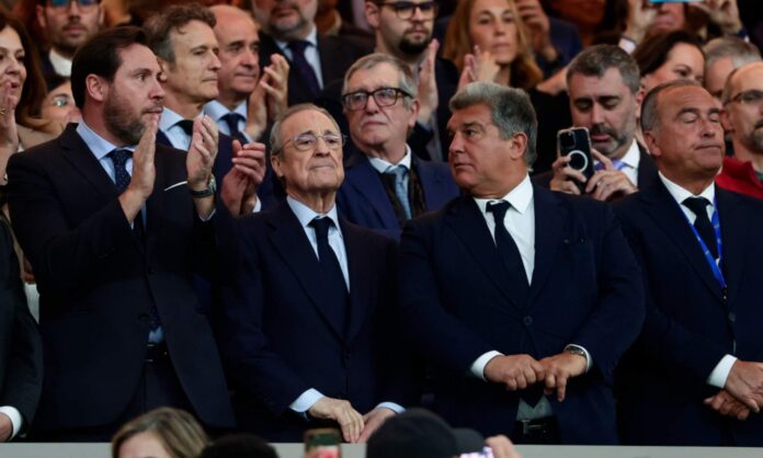 Laporta ya ve al Barça ganador de El Clásico Nos Joan Laporta, en compañía de Florentino Pérez, durante un Clásico en el Santiago Bernabéu.