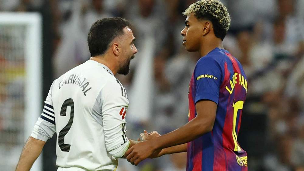 Dani Carvajal saludando a Lamine Yamal en el primer Clásico de LaLiga.