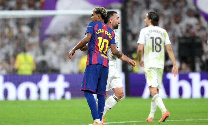 Lamine Yamal y Dani Carvajal, saludándose después del partido del domingo entre el Real Madrid y el Barcelona en el estadio Santiago Bernabéu.