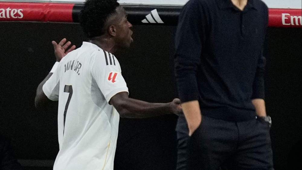 Vinícius Júnior enfadado con el cambio de Xabi Alonso. Vinícius Júnior enfadado con el cambio de Xabi Alonso.